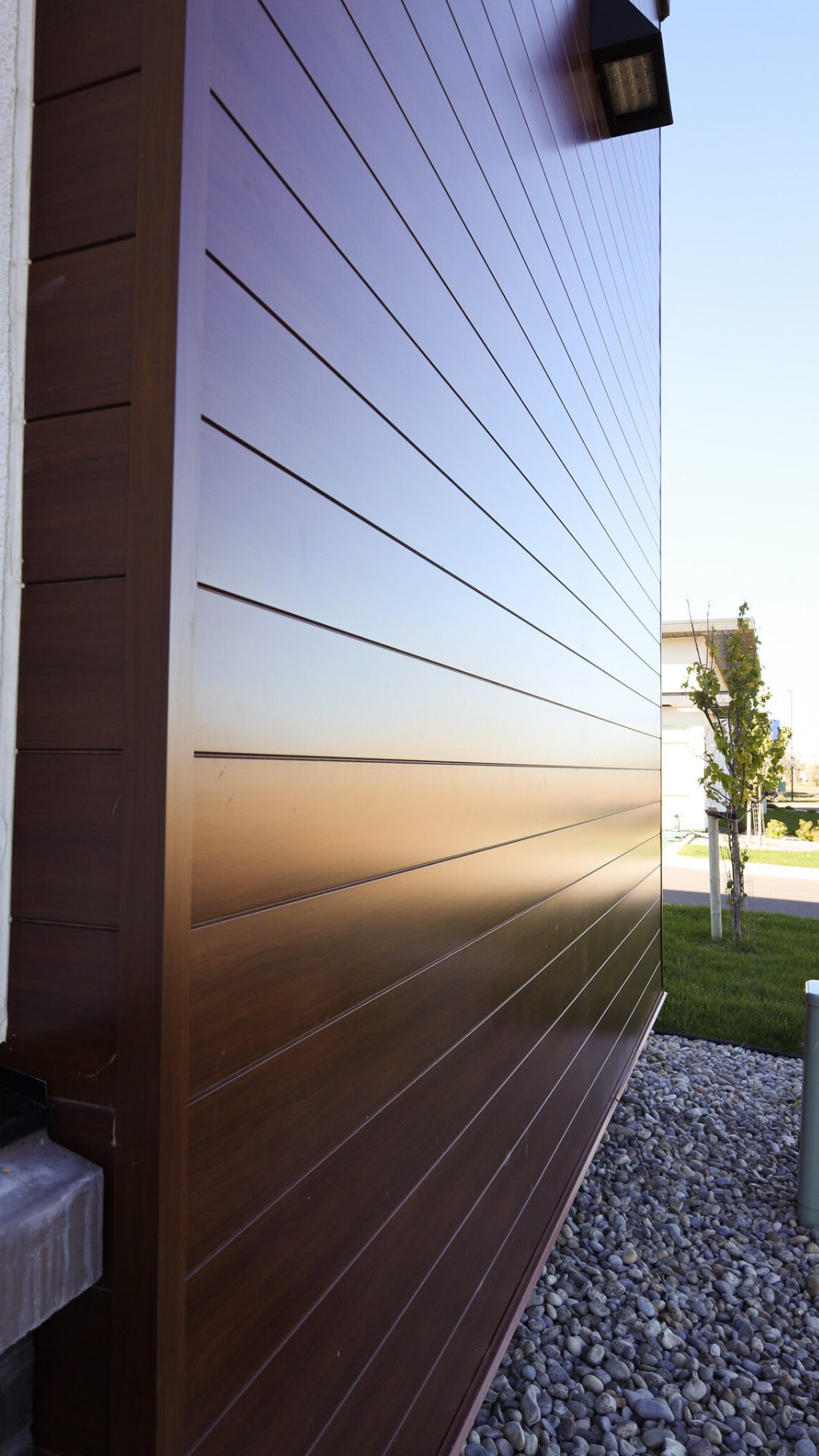 Woodgrain Aluminum Siding vs. Vinyl Siding FastPlank Systems