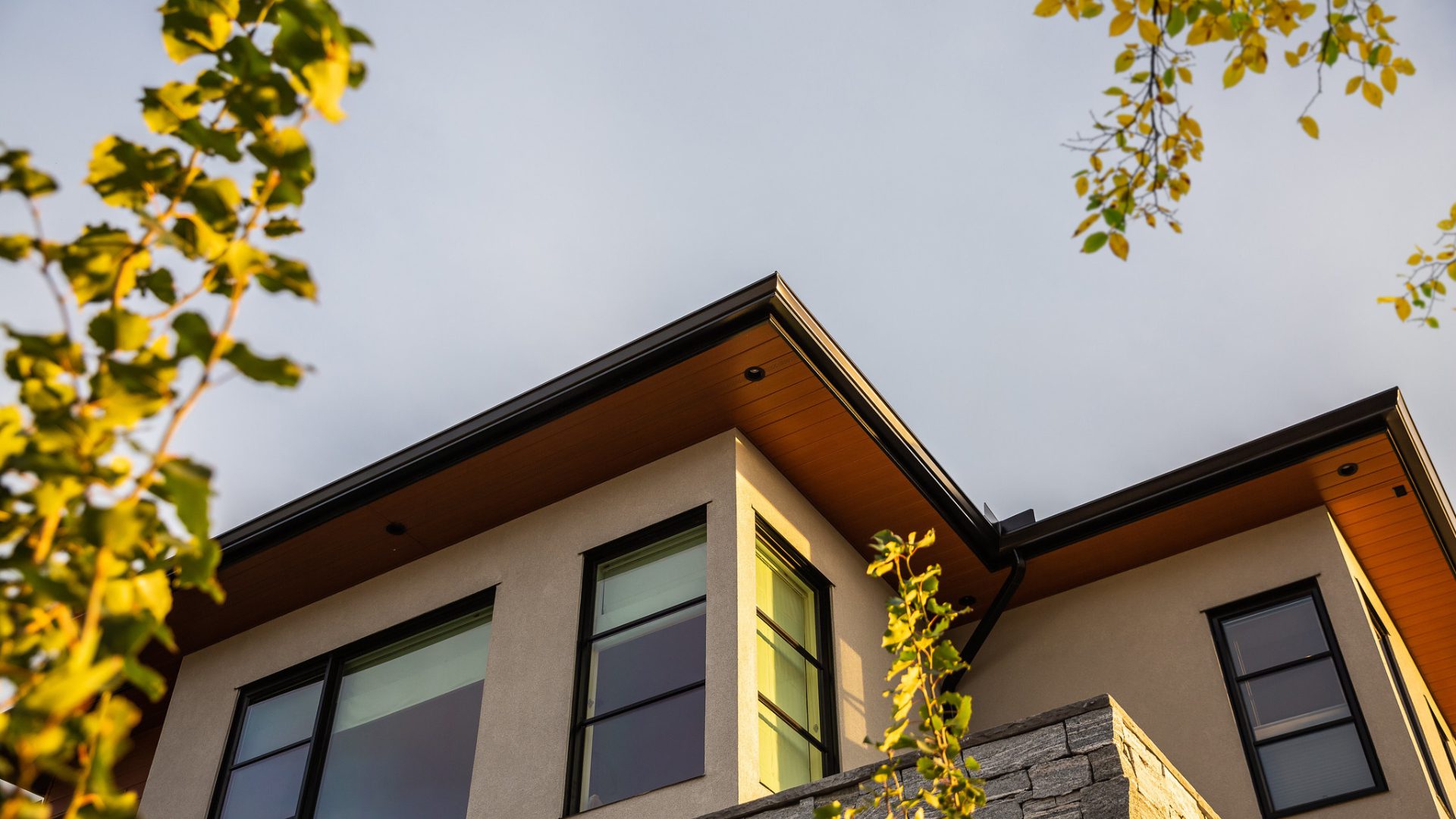 Woodgrain Aluminum Siding vs. Vinyl Siding FastPlank Systems